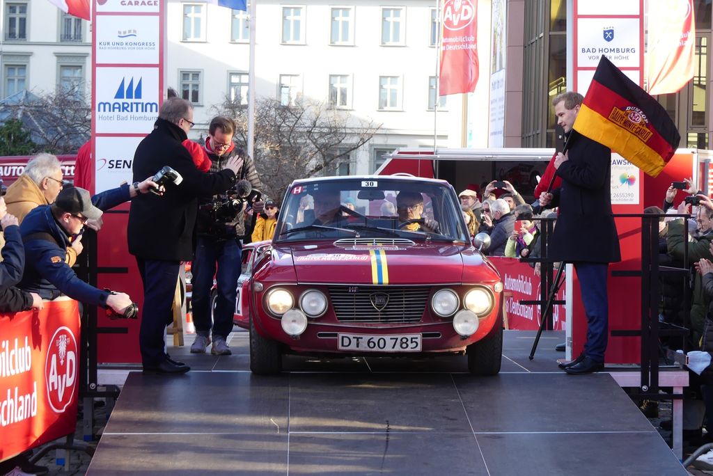 Kenneth Kruse Simonsen fra Charlottenlund og tidligere vinder af løbet Otto Kristensen fra Tune har valgt at starte fra Bad Homburg tæt ved Frankfurt. Her er de på startrampen i deres Lancia Fulvia HF 1.3 fra 1968
(Foto: Hans-Werner Mattis)